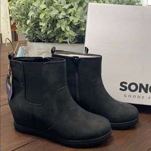 NWT Women's Hidden Wedge Ankle Boots Size 8, Black